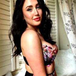 Pragtige Model in Swart Beroede – Taylor Ryan