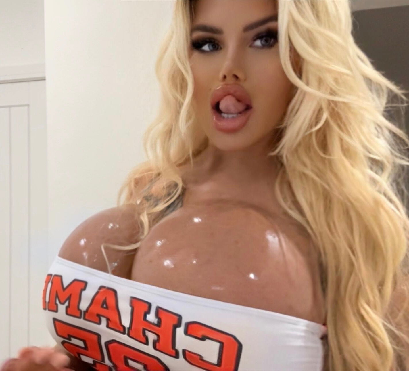 BUSTY BIMBO 🍉 photo