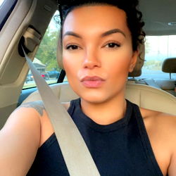 Pragtige vroue model in swart swaanseks