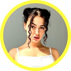 Pragtige Vrouelike Model in 'n Nuut Gestileerde Opname