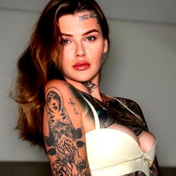 Sensuele Model met Pragtige Tattoo's