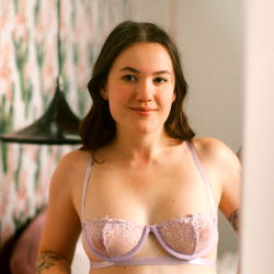 Pragtige Model in Transparante Blou Romper