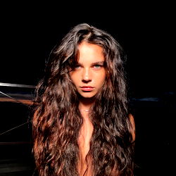 Pragtige Model met Lange, Krulle: 'Ana Vavx' se Nieuwe Opsomming