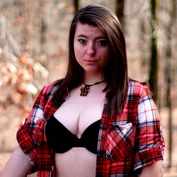 Pragtige Vrou in 'n Leerjak in 'n Natuerlike Omgeewing