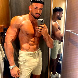 Model Jake Herbert in Streek Oorbelskerme se Versigtige Geskenk