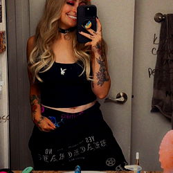 Pragtige OnlyFans Model in Swart Mini Rokkies