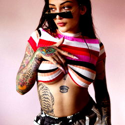 Sensuele en Tattooëerde Model in Stadse Stijl