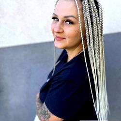 Pragtige Model met Lange Braaie - Unieke Prentjie