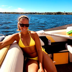 Pragtige Model in 'n Rooiband - 'n Unieke Vis