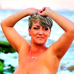 Pragtige Vroulike Model in 'n Sensuele Setting