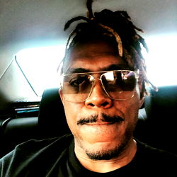 Opvallende Man met Shades - OnlyFans Model