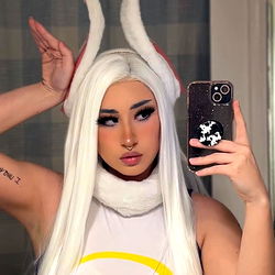 Pragtige OnlyFans Model in 'n Wit Outfit