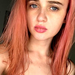 Pragtige Vrouelike Model in 'n Sensuele Posisie