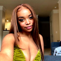 Pragtige Vrou in Groen - OnlyFans Model