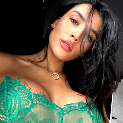 Pragtige Vrou in Lusiekosmetiek – Model van Colombia