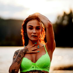 Sensuele Model by die See - 'Scarlet Summer's' Nuutste Foto's