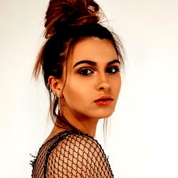 Pragtige vroue model in netjiese swart voorkleed