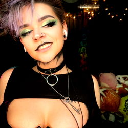 Pragtige Sexy Model in 'n Diep Swart Cutout Top