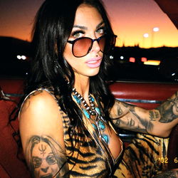 Sensuele Tattoo Model in Aksie – OnlyFans Star!