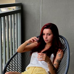 Pragtige Vrouelike Model in 'n Wye Blouse