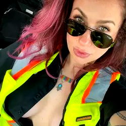 Pragtige OnlyFans Model Jessi D in 'n Opvallende Outfit