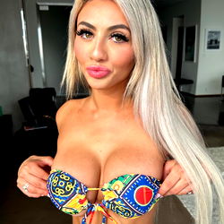 Sensuele model in 'n pragtige badpak – Miami U Freshman