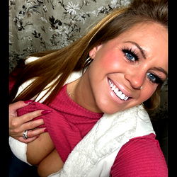 Pragtige Vroulike Model in Rooi Kleur - OnlyFans