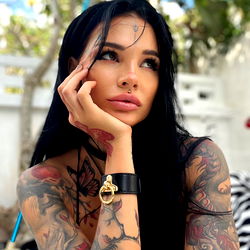 Pragtige Tattoo-Model Verskyn in Streek