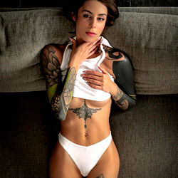 Pragtige Model in 'n Swart Badpak - 'n Unieke Visuele Ervaring