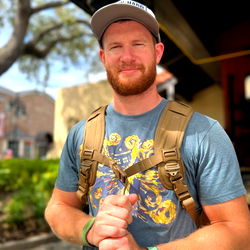 Pragtige Model in 'n Stadomgewing - 'n Unieke Visuele Ervaring