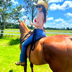 Pragtige model in 'n landskap setting