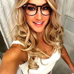 Pragtige Model in Wit - 'n Unieke Geskenk