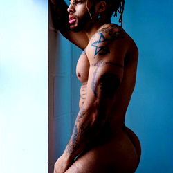 Flashmanwade: 'n Pragtige Manlike Model in 'n Stadomgee