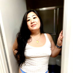 Pragtige Vrou in 'n Witte Top - OnlyFans Model