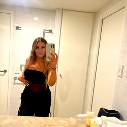 Pragtige Afrikaanse OnlyFans Model in 'n Boeworsrok