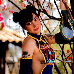 Pragtige vrouelike model in die skouhartige donkerblou