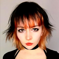 Pragtige Model met Donker Haar – Orphicbunny