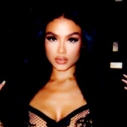 Pragtige Model in Donker Wolke – India Love