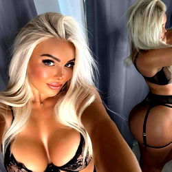 Pragtige vrou in aantreklike leerwerk – OnlyFans Model Anna 😈