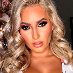 Pragtige Model in Streek - Ontdek Yusi Dubbs se Sensuele Skoonheid