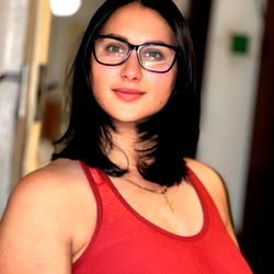 Pragtige Vrou in 'n Rooi Tanktop – 'n Unieke Model