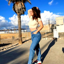 Sensuele Model in Diepblou Jeans - Onvergeeflik Elke Detail