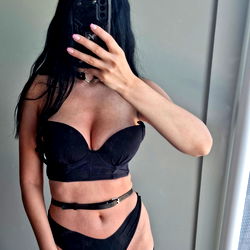 Pragtige Vrou in Donker Dons – Unieke Donker Mode