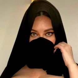 Pragtige Vrou met Kaftan - Unieke Stil by OnlyFans