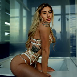 Pragtige Model in Verworskende Gewaadskap - OnlyFans