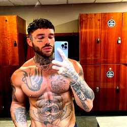 Geselle Model in Manchester – Kragtige Prestatie!