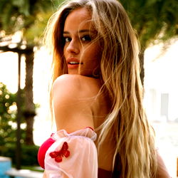 Pragtige Model in Bloemagtige Kleedstuk - Florida