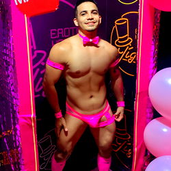 Pragtige Man in Uitbeelding – Sexy en Versiering