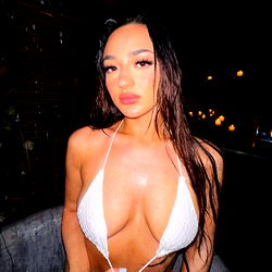 Sensuele Pracht: 'Maddie' - 'n Onweerstaanbare Aanraking