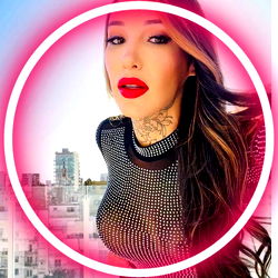 Pragtige vroue model in 'n stadiese omgewing